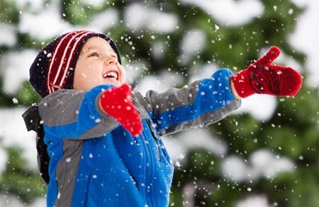 子供のためにどのような特徴が冬の衣服を持つべきですか